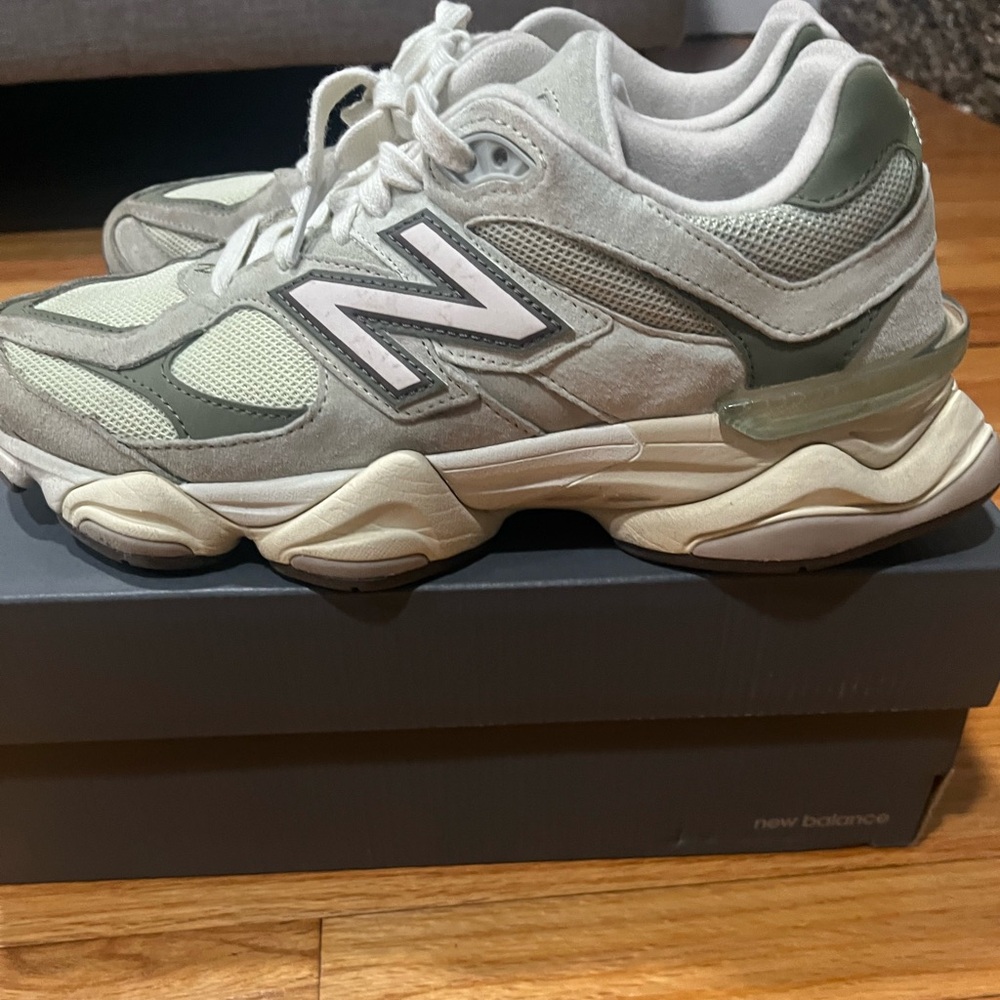 Men’s New Balance 9060
Men’s 91/2
Women’s 11